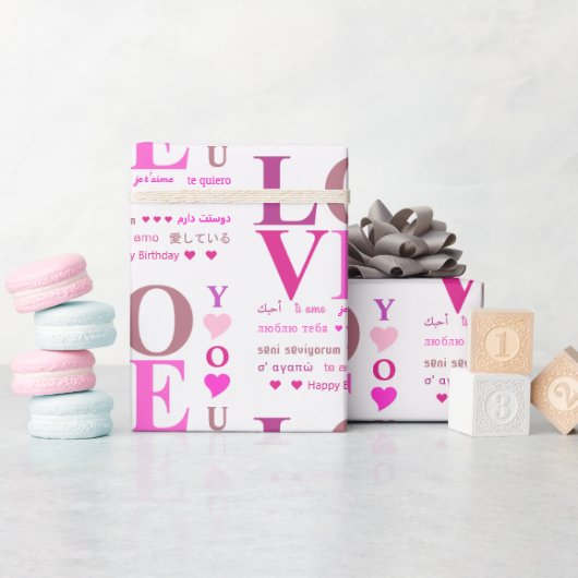 Gepersonaliseerde roze "LOVE You" in Romance talen Cadeaupapier (Baby Shower)