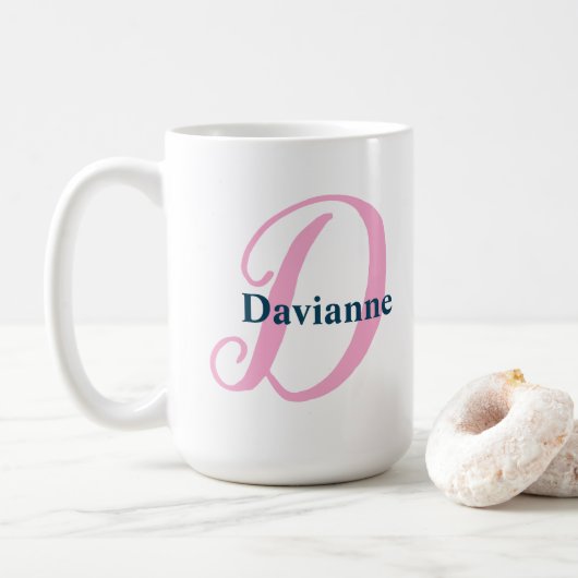 Gepersonaliseerde Roze Monogram Letter D & aangepa Koffiemok (Met donut)
