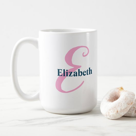 Gepersonaliseerde roze monogram letter E Aangepast Koffiemok (Met donut)