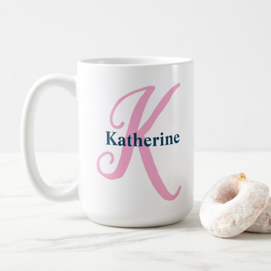 Gepersonaliseerde roze monogram letter K Aangepast Koffiemok (Met donut)
