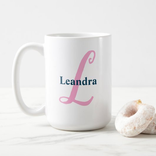 Gepersonaliseerde roze monogram letter L Aangepast Koffiemok (Met donut)