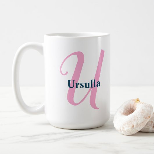Gepersonaliseerde roze monogram letter U Aangepast Koffiemok (Met donut)