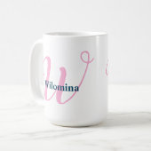 Gepersonaliseerde Roze Monogram Letter W Aangepast Koffiemok (Voorkant links)