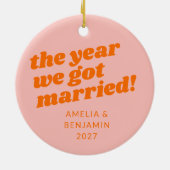 Gepersonaliseerde Roze Oranje Eerste Kerstmis Getr Keramisch Ornament (Achterkant)
