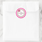 Gepersonaliseerde roze polka stippen en scallops ronde sticker (Tas)