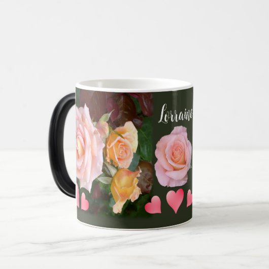 Gepersonaliseerde roze rozen en harten magische mok (Voorkant links)