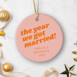 Gepersonaliseerde roze Sinaasappel eerste kerst Ge Keramisch Ornament<br><div class="desc">Vier je eerste kerst als een getrouwd stel met dit prachtige gepersonaliseerde ornament met gedurfde retro-typografie in pastelroze en oranje tinten. Dit keramische ornament geeft een speelse maar stijlvolle touch aan uw vakantiedecor en legt perfect de vreugde van uw eerste vakantieseizoen samen vast. Het opvallende ontwerp en de gepersonaliseerde details...</div>