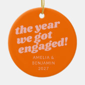 Gepersonaliseerde roze Sinaasappel eerste kerst ve Keramisch Ornament (Voorkant)