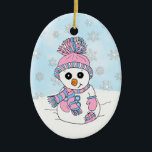 Gepersonaliseerde roze Snowman Snowy Day Kerstmis Keramisch Ornament<br><div class="desc">Voeg jouw naam toe aan dit vakantieornament met handgetekende cartoon,  schattige roze en blauwe sneeuwman met sneeuwvlokken op de achtergrond. De achterkant heeft mannen,  pinguïns en snoepjes met kerstmis.</div>
