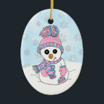 Gepersonaliseerde roze Snowman Snowy Day Kerstmis Keramisch Ornament<br><div class="desc">Voeg jouw naam toe aan dit vakantieornament met handgetekende cartoon,  schattige roze en blauwe sneeuwman met sneeuwvlokken op de achtergrond. De achterkant heeft mannen,  pinguïns en snoepjes met kerstmis.</div>