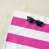 Gepersonaliseerde roze streep met kleurrijke poolb strandlaken (In situ)