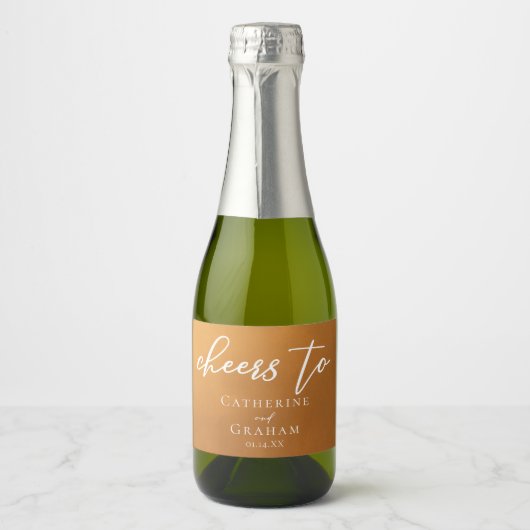 Gepersonaliseerde Rustic Gold Fall Wedding Mini Sparkling Wijnetiket (Voorkant)
