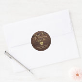 Gepersonaliseerde rustiek hout gouden hart bruilof ronde sticker (Envelop)
