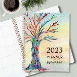 Gepersonaliseerde rustieke planner<br><div class="desc">Deze unieke Planner is voorzien van een kleurrijke mozaïekboom op de achtergrond van de waterverf. Eenvoudig aan te passen met jouw naam en jaar. Gebruik het Hulpmiddel van het Ontwerp om de tekstgrootte, de stijl, of de kleur te veranderen. Omdat wij ons kunstwerk creëer, zult u dit nauwkeurige afbeelding niet...</div>