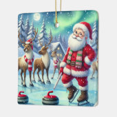Gepersonaliseerde Santa Curling met zijn rendier Keramisch Ornament (Links)