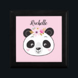 Gepersonaliseerde Schattige Roze Panda Gezicht Sie Cadeaudoosje<br><div class="desc">Een schattige roze gepersonaliseerde panda sieraden doos.  roze achtergrond met een meisjesachtig panda gezicht op de voorkant. Personaliseer het met jouw naam. Ontworpen voor u door Blackberry Boulevard.</div>