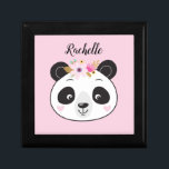 Gepersonaliseerde Schattige Roze Panda Gezicht Sie Cadeaudoosje<br><div class="desc">Een schattige roze gepersonaliseerde panda sieraden doos.  roze achtergrond met een meisjesachtig panda gezicht op de voorkant. Personaliseer het met jouw naam. Ontworpen voor u door Blackberry Boulevard.</div>