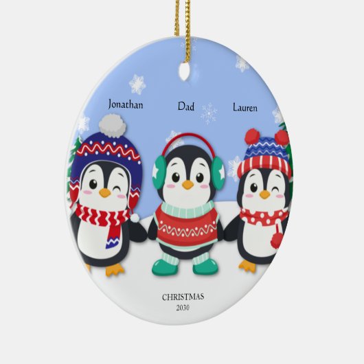 Gepersonaliseerde Schattigee drie pinguïn sneeuwsc Keramisch Ornament (Rechts)