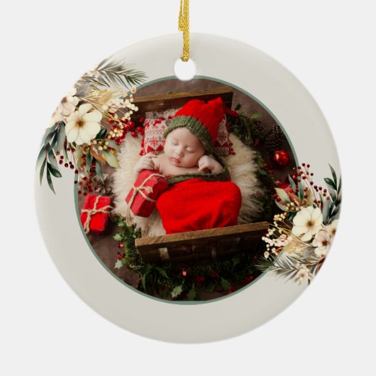 Gepersonaliseerde Schattigee Gnome Baby's eerste k Keramisch Ornament (Achterkant)