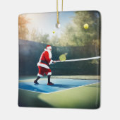 Gepersonaliseerde Schattigee Kerstman spelen Pickl Keramisch Ornament (Links)