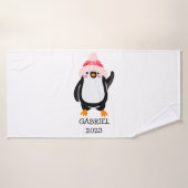 Gepersonaliseerde Schattigee kerstpinguïn in rood  Badhanddoek (Badhanddoek)