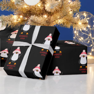Gepersonaliseerde Schattigee kerstpinguïn in rood Cadeaupapier