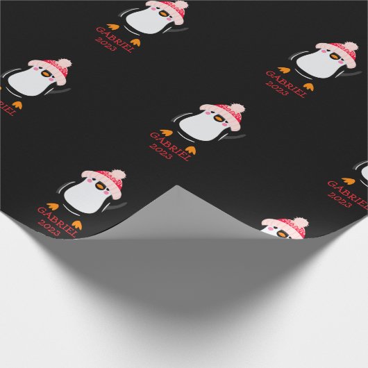 Gepersonaliseerde Schattigee kerstpinguïn in rood  Cadeaupapier (Hoek)