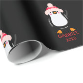 Gepersonaliseerde Schattigee kerstpinguïn in rood  Cadeaupapier (Rol Hoek)