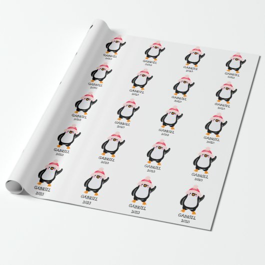 Gepersonaliseerde Schattigee kerstpinguïn in rood  Cadeaupapier (Uitgerold)