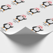 Gepersonaliseerde Schattigee kerstpinguïn in rood  Cadeaupapier (Hoek)