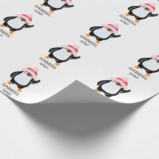 Gepersonaliseerde Schattigee kerstpinguïn in rood  Cadeaupapier (Hoek)