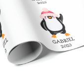 Gepersonaliseerde Schattigee kerstpinguïn in rood  Cadeaupapier (Rol Hoek)