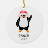 Gepersonaliseerde Schattigee kerstpinguïn in rood Keramisch Ornament (Voorkant)