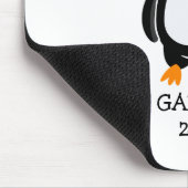 Gepersonaliseerde Schattigee kerstpinguïn in rood  Muismat (Hoek)