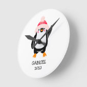 Gepersonaliseerde Schattigee kerstpinguïn in rood  Ronde Klok (Hoek)