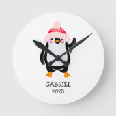 Gepersonaliseerde Schattigee kerstpinguïn in rood  Ronde Klok (Voorkant)