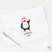 Gepersonaliseerde Schattigee kerstpinguïn in rood  Ronde Sticker (Envelop)