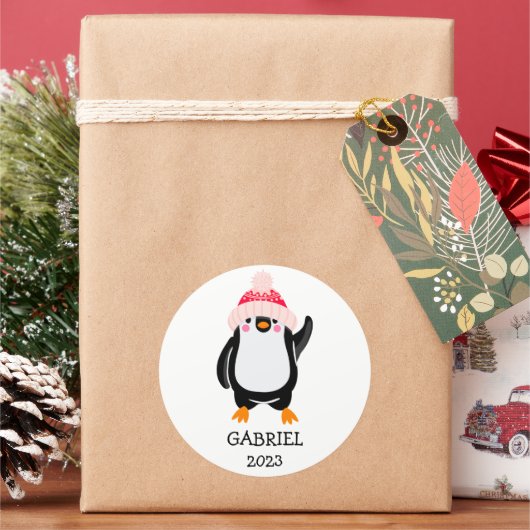 Gepersonaliseerde Schattigee kerstpinguïn in rood  Ronde Sticker (Feestdagen)