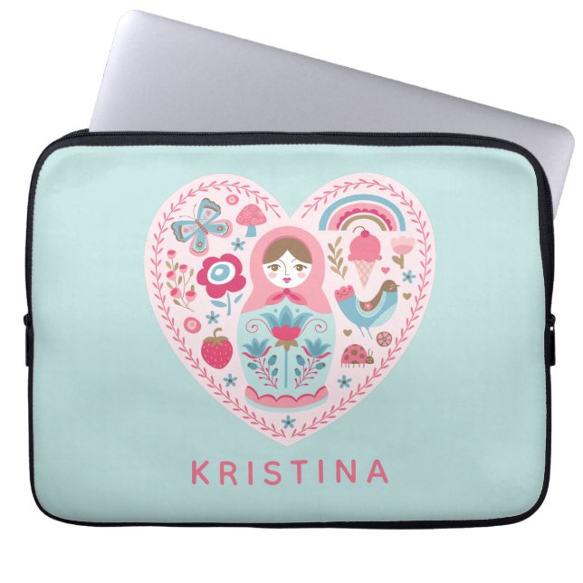 Gepersonaliseerde Schattigee Roze Hart Nesting Dol Laptop Sleeve (Voorkant)