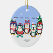 Gepersonaliseerde Schattigee Vijf Pinguïn Sneeuwsc Keramisch Ornament (Rechts)
