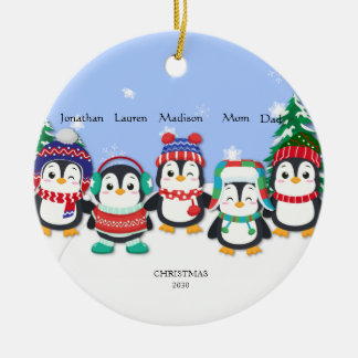 Gepersonaliseerde Schattigee Vijf Pinguïn Sneeuwsc Keramisch Ornament