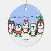 Gepersonaliseerde Schattigee Vijf Pinguïn Sneeuwsc Keramisch Ornament (Links)