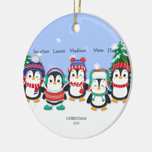 Gepersonaliseerde Schattigee Vijf Pinguïn Sneeuwsc Keramisch Ornament (Links)