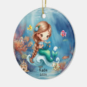 Gepersonaliseerde Schattigee Zeemeermin Oceaan Fot Keramisch Ornament (Links)