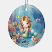 Gepersonaliseerde Schattigee Zeemeermin Oceaan Fot Keramisch Ornament (Links)