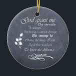 Gepersonaliseerde Serenity Prayer Chalkboard Gifts Keramisch Ornament<br><div class="desc">Voeg uw eigen persoonlijke groet op de achterkant. Het prachtige Sereniteitsgebed luidt: God geef me de sereniteit om de dingen te accepteren die ik niet kan veranderen, de moed om de dingen te veranderen die ik kan en de wijsheid om het verschil te weten. Het is geschreven in krijtbordstijl lettertypen...</div>