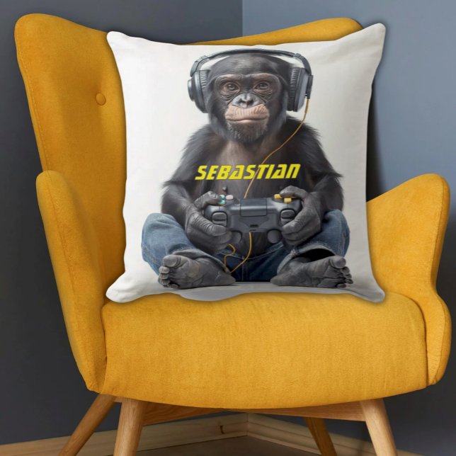 Gepersonaliseerde Sierkussen Gamer Chimp voor kind (Funny Gamer Chimp Monkey playing video games and wearing headphones on white pillow. )
