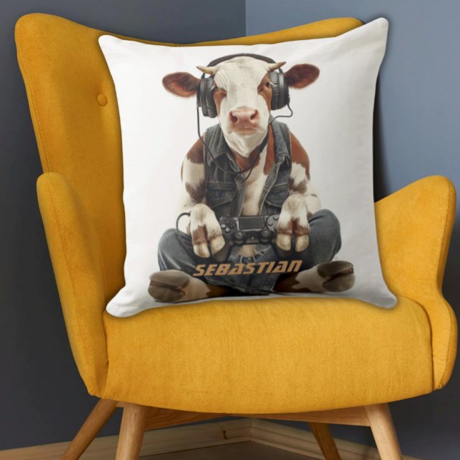 Gepersonaliseerde Sierkussen Gamer Koe voor kinder (Funny Cow playing video games wearing jeans and headphones white personalized kids pillow)