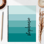 Gepersonaliseerde Signature Color Block Blauwgroen Planner<br><div class="desc">Dit trendy moderne ontwerp kenmerkt vijf strepen van het kleurenblok in gradiënttinten van licht aan middelgroot blauwgroen. Personaliseer het met jouw naam in verticaal zwart handschrift handschrift.</div>