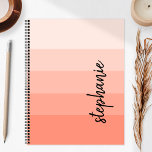 Gepersonaliseerde Signature Color Block Coral 2024 Planner<br><div class="desc">Dit trendy moderne ontwerp kenmerkt vijf strepen van het kleurenblok in gradiënttinten van licht tot middelgroot koraal. Personaliseer het met jouw naam in verticaal zwart handschrift handschrift.</div>